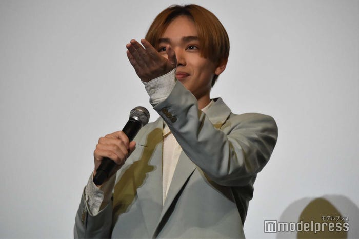 投げキスをしてほしいと声を上げたファンに向かって投げキスをする宮世琉弥(C)モデルプレス