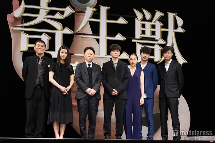 (左から)ピエール瀧、橋本愛、阿部サダヲ、染谷将太、深津絵里、新井浩文、山崎貴監督