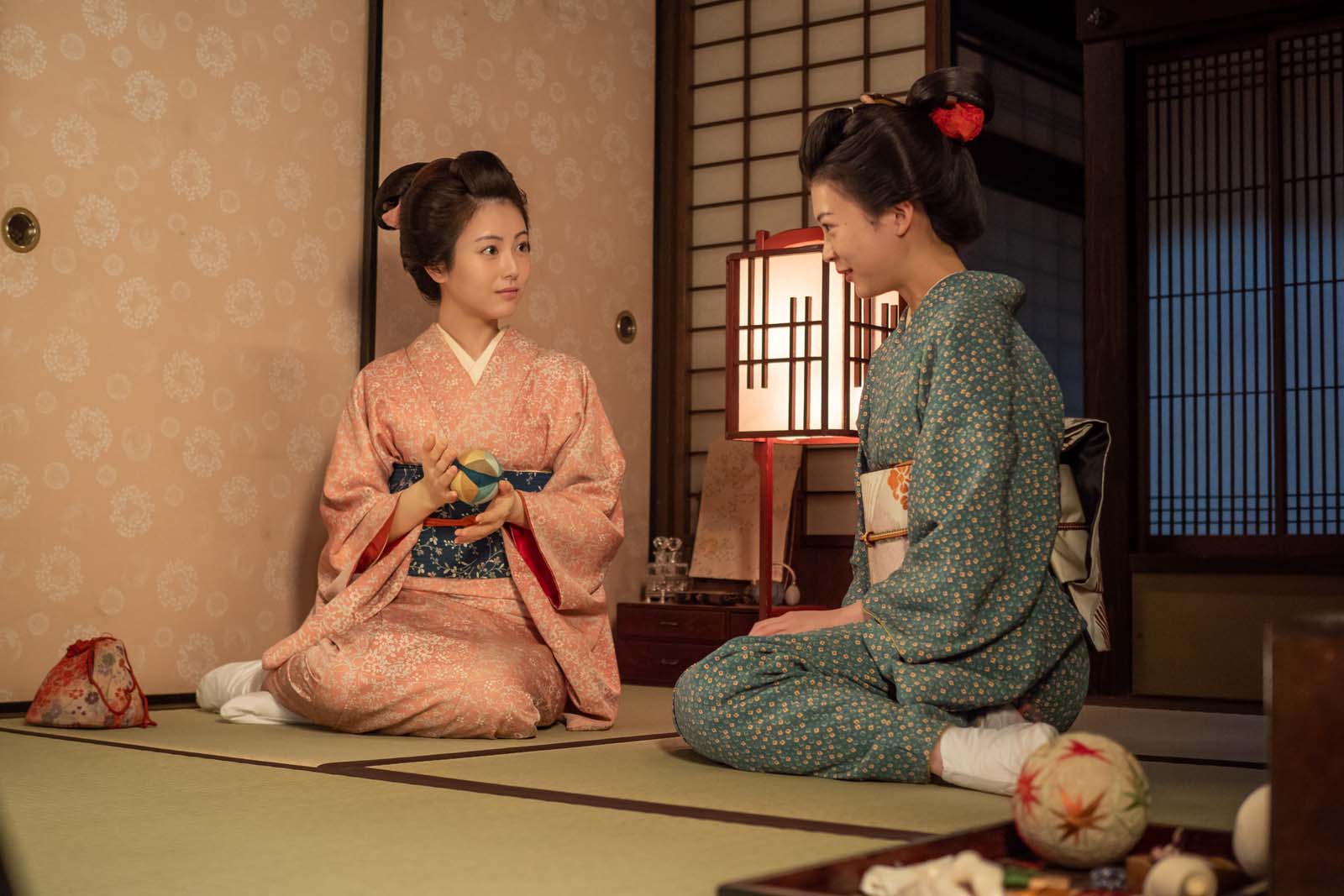 浜辺美波、中田青渚（C）NHK