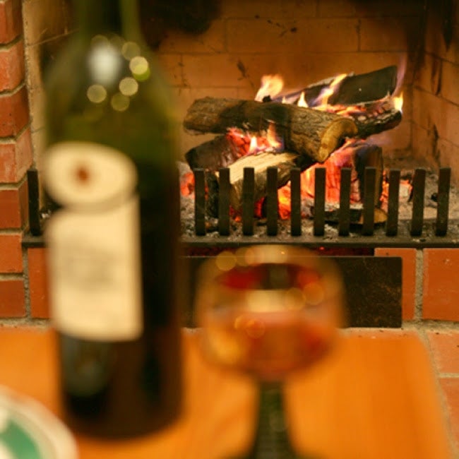 中札内農村休暇村フェーリエンドルフ／リビングの暖炉／画像提供：楽天