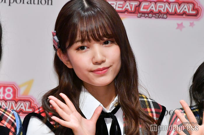 ロングヘアの加藤玲奈(C)モデルプレス