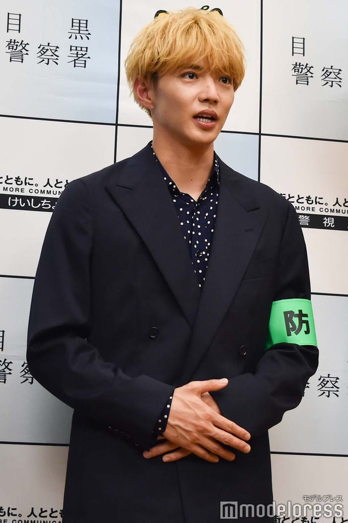 報道陣の質問に答える佐藤大樹(C)モデルプレス