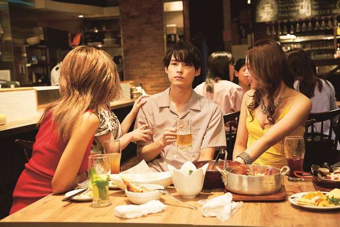 松村北斗(中央)(C)2021『ライアー×ライアー』製作委員会(C)金田一蓮十郎/講談社