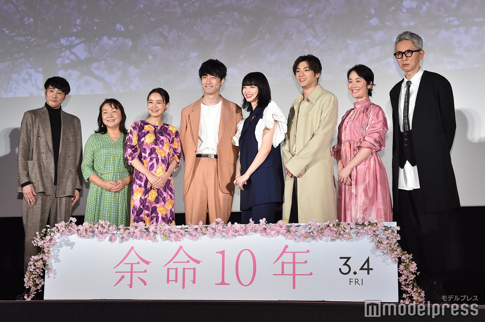 （左より）藤井道人監督、原日出子、奈緒、坂口健太郎、小松菜奈、山田裕貴、黒木華、松重豊 （C）モデルプレス
