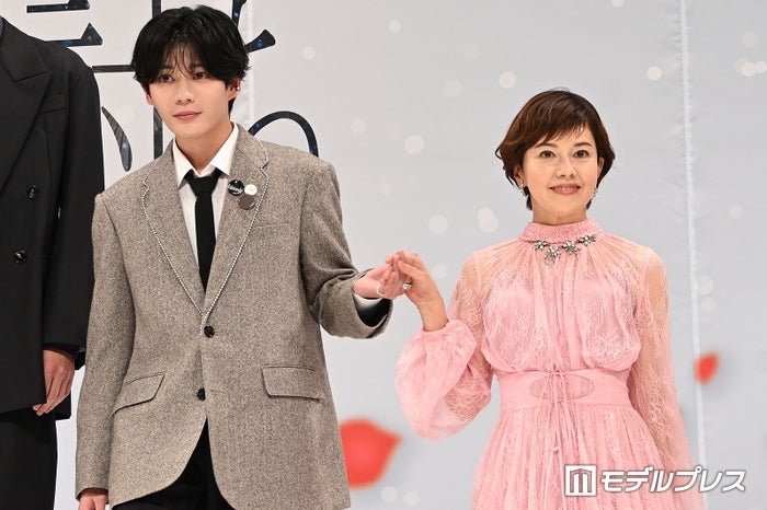 なにわ男子・長尾謙杜、母親役の沢口靖子をエスコート 柄本佑・渡辺謙ら豪華キャスト集結【木挽町のあだ討ち】