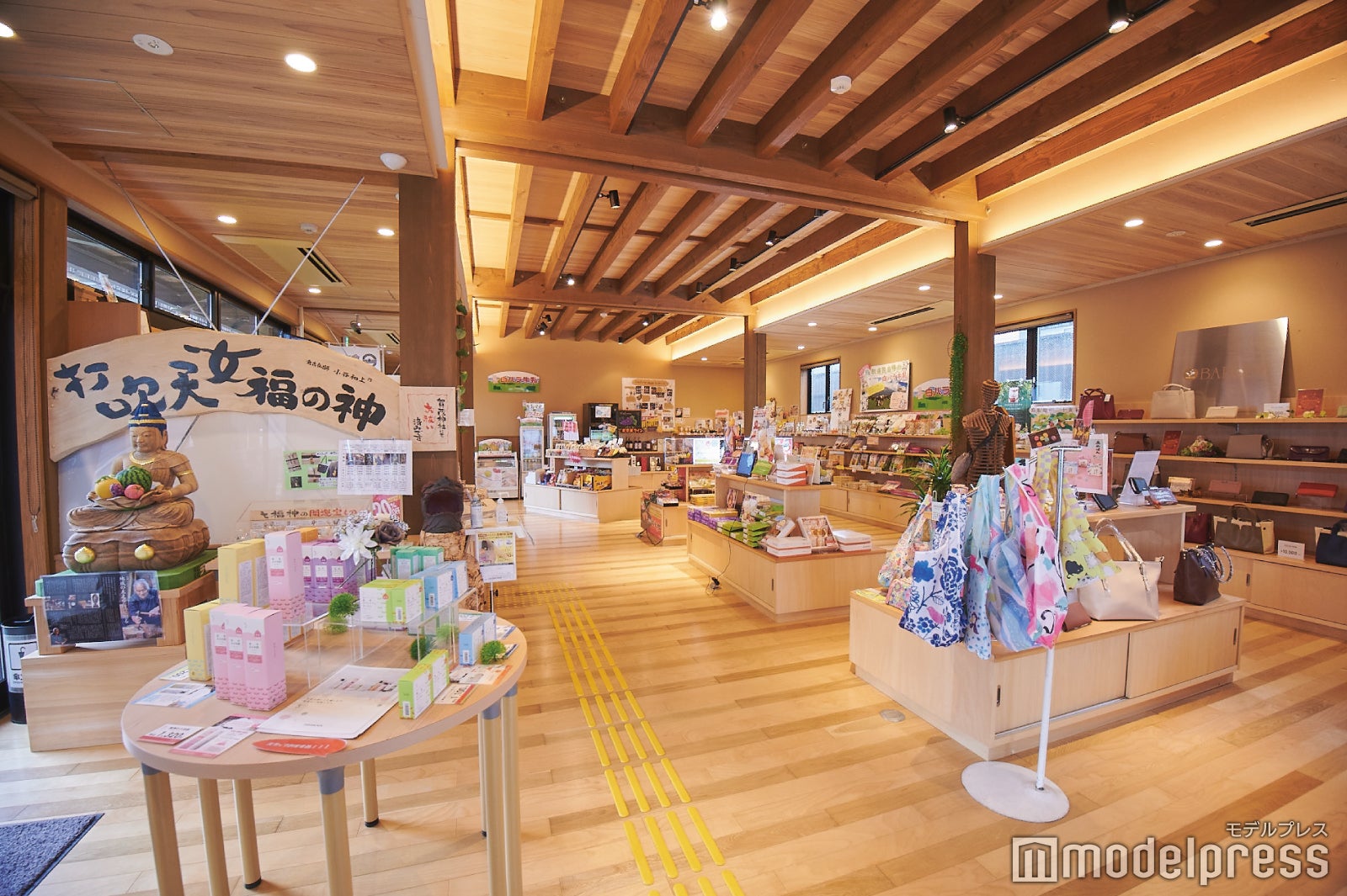 打吹回廊の中にあるお土産ショップ。鳥取の名産品がたくさん！（C）モデルプレス