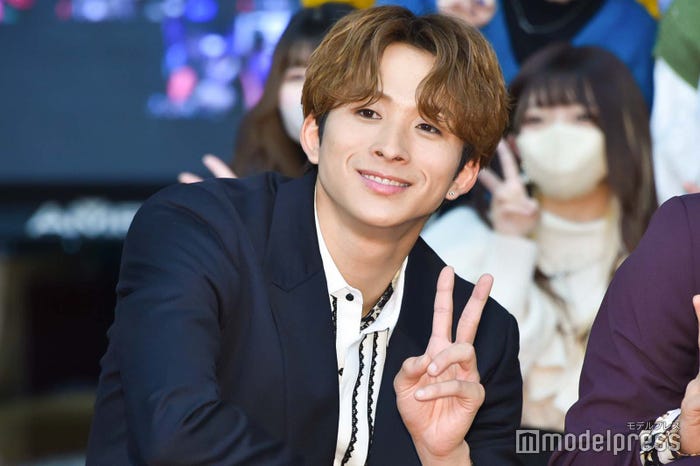 スマートにストライクを決めた澤本夏輝 (C)モデルプレス