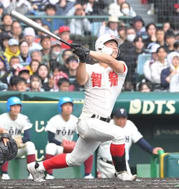 智弁学園 4番逢坂が値千金同点ソロ！大阪桐蔭先発の川本から豪快な一発 10年ぶりVへ、3点差追いつく