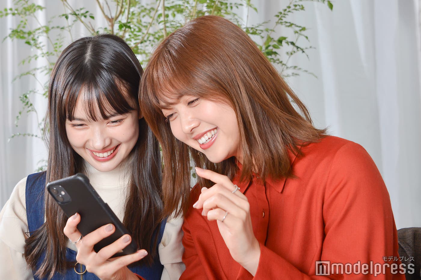 (左から)メドウズ舞良、松元絵里花(C)モデルプレス