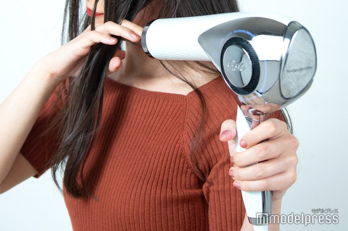 リファビューテック ドライヤーを使用(C)モデルプレス