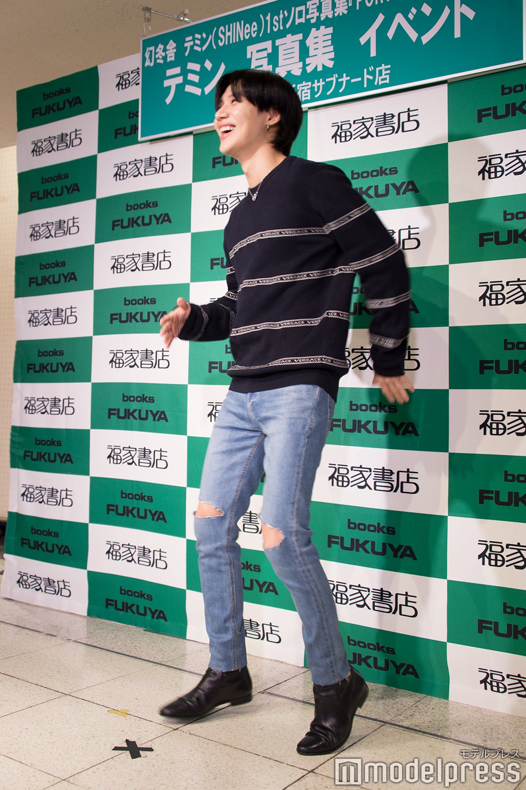 「何か動きを」というカメラマンのリクエストを受け、ダンスを披露するテミン （C）モデルプレス