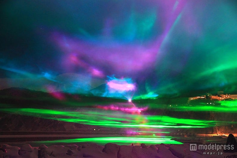横須賀の空にオーロラが出現?虹色の光の絶景にうっとり
