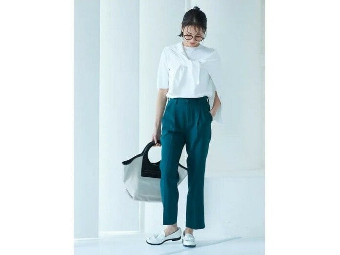 五分袖のトップスに軽い羽織りがあると体温調節もしやすくおすすめ 出典:WEAR