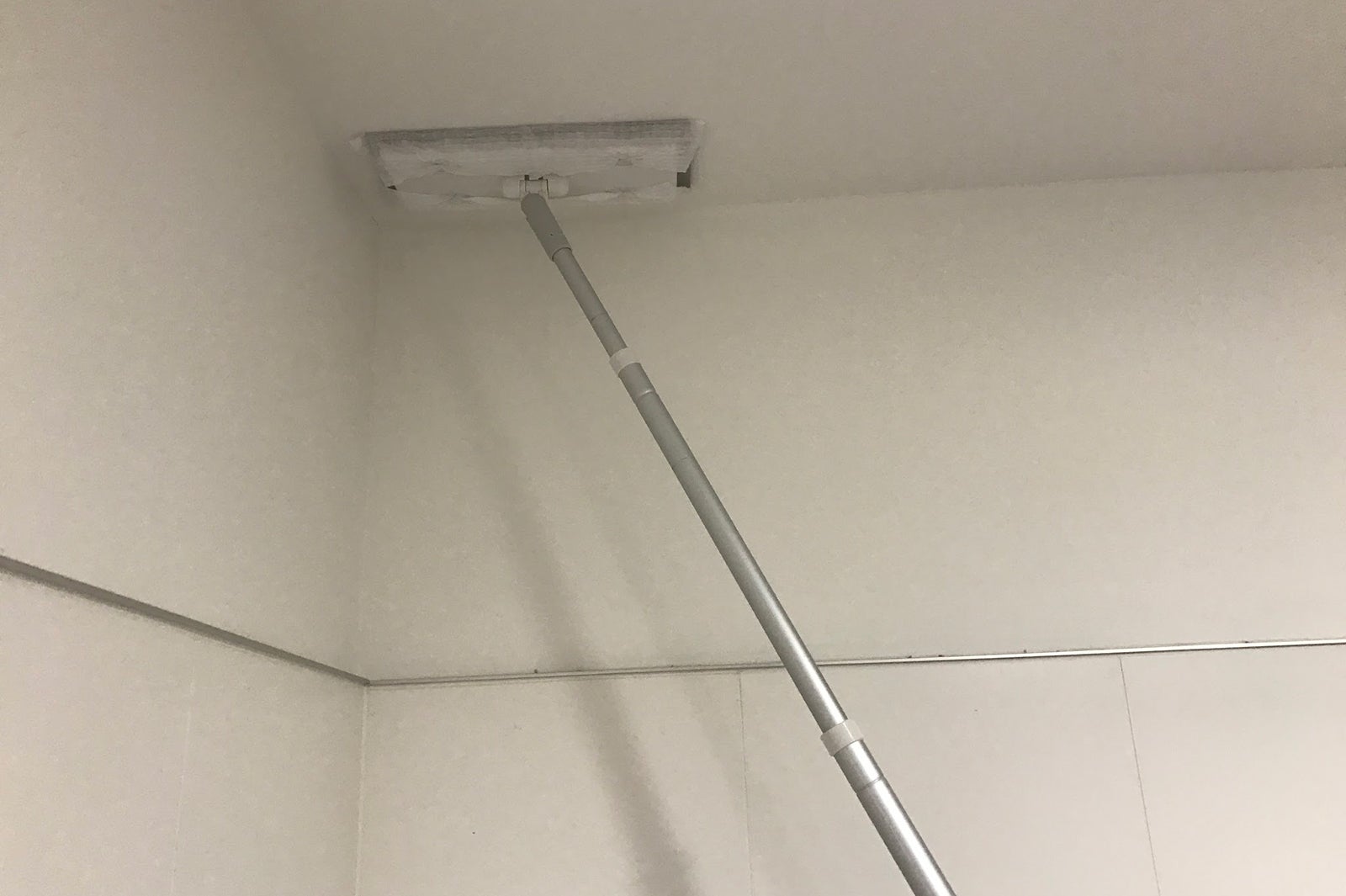 天井にはフロアワイパーが最適（C）テレビ朝日