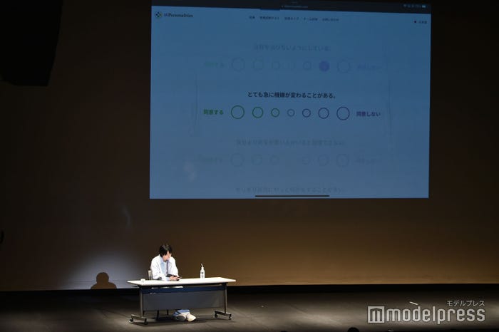 深見さん(深見宏斗)に乗り移ってMBTI診断をする桜田通(C)モデルプレス