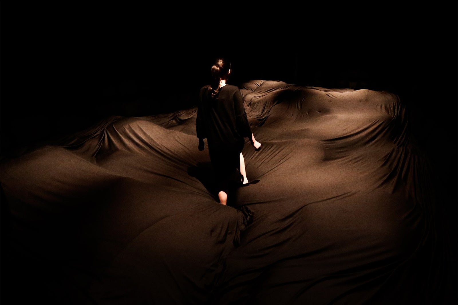 やわらかいブラックホール - あなたの身体は空間であり、空間は他者の身体である／画像提供：チームラボ