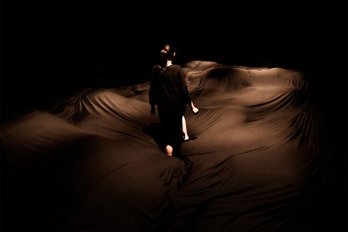 やわらかいブラックホール - あなたの身体は空間であり、空間は他者の身体である／画像提供：チームラボ