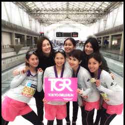 「東京マラソン2015」に挑んだTGRのメンバーと水沢アリー（前列右から2番目）／オフィシャルブログより（LINE）