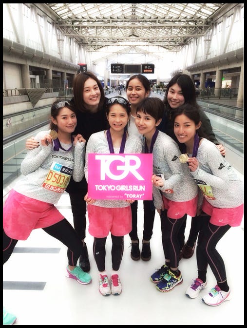 「東京マラソン2015」に挑んだTGRのメンバーと水沢アリー(前列右から2番目)/オフィシャルブログより(LINE)