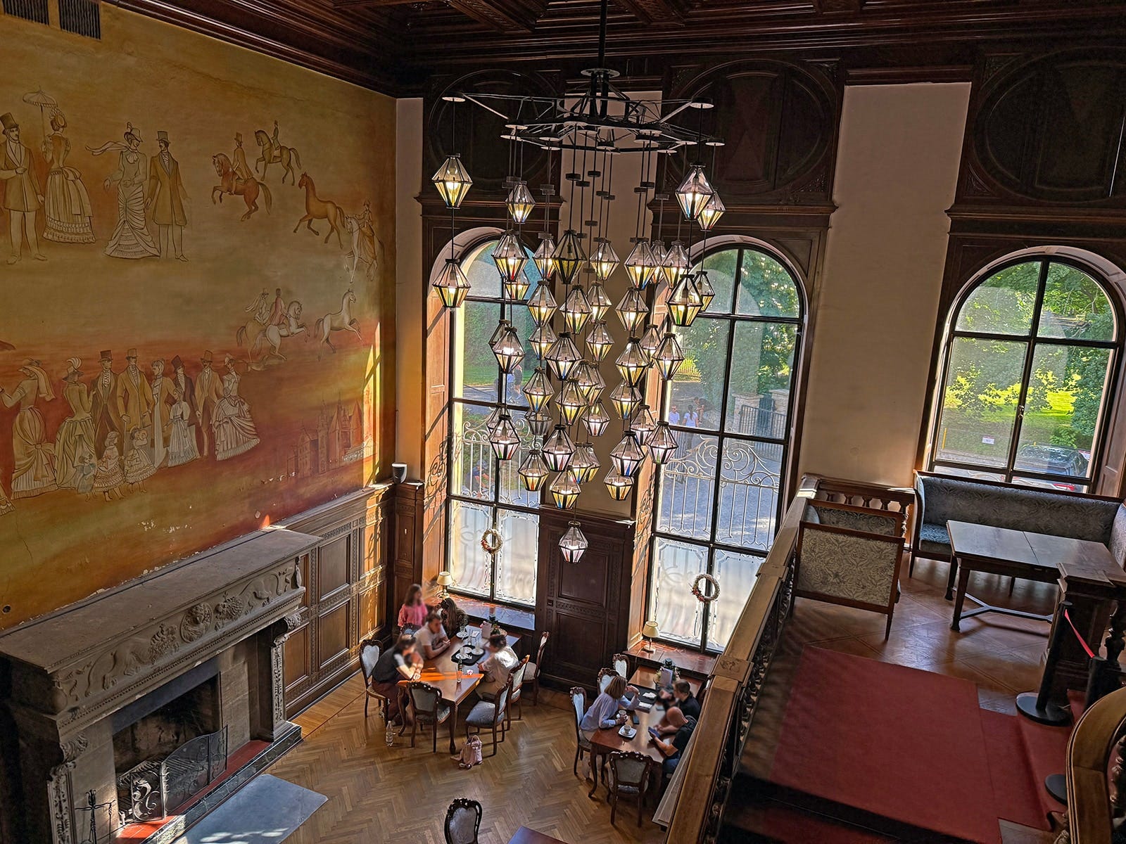 カフェで一休みするのもいい記念に。ほかにレストランもある