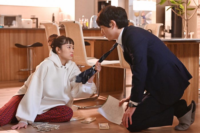 清野菜名、坂口健太郎/「婚姻届に判を捺しただけですが」第6話より(C)TBS