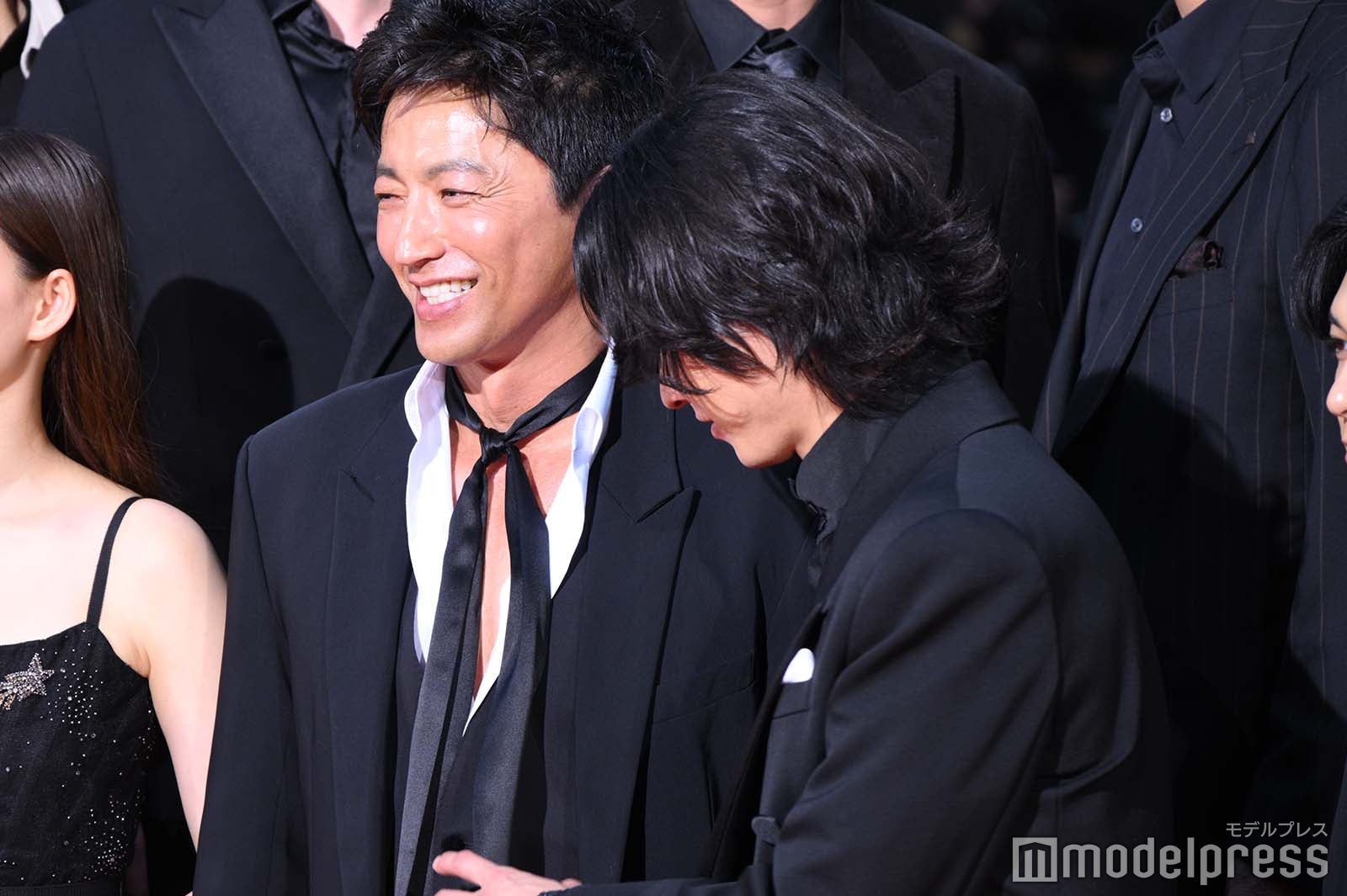 大沢たかおのスカーフを戻してあげる山崎賢人（C）モデルプレス