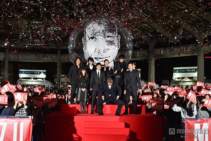 (前列左から)真木よう子、西島秀俊、ビートたけし、伊勢谷友介(後列左から)羽住英一郎監督、池松壮亮、香川照之、松坂桃李、杉咲花