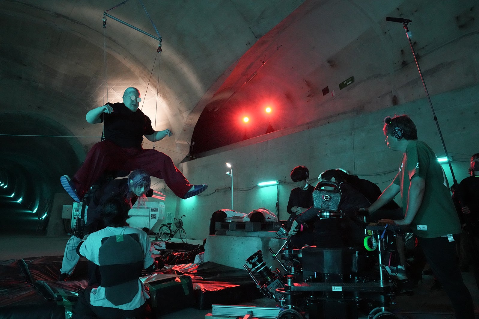 Snow Man目黒蓮、重さ8kgの“ふくよかな坂本”特注特殊メイク姿で軽やかアクション披露 実写「SAKAMOTO DAYS」メイキング解禁