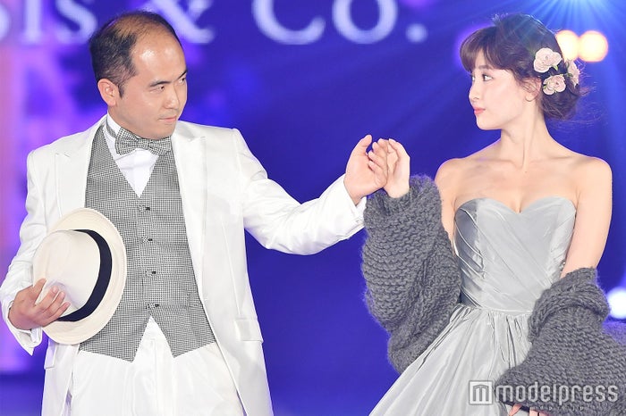 小嶋陽菜 美バストちらりウエディングドレス姿 トレンディエンジェル斎藤さんがエスコート Girlsaward 16 A W モデルプレス 小嶋陽菜 美バストちらりウエディングドレス姿 トレンディエンジェル斎藤さんがエスコート Girlsaward 16 A W モデルプレス