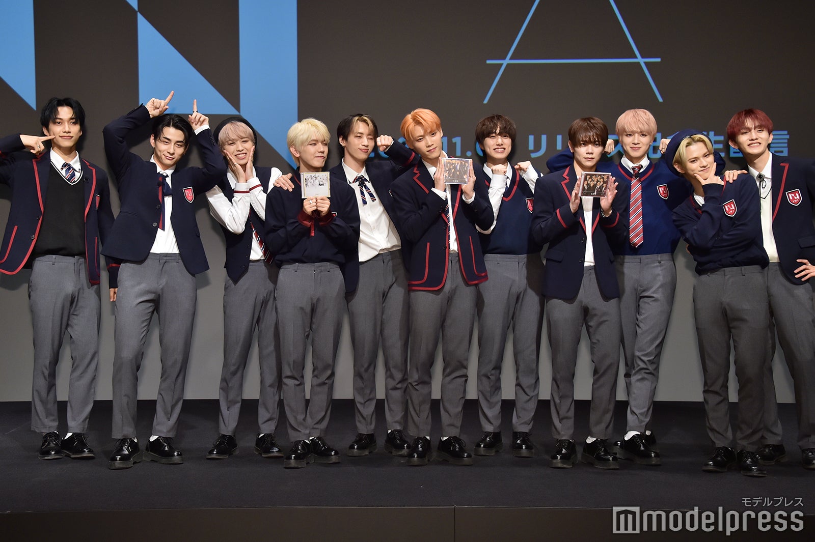 可愛いポーズを求められたINI （C）モデルプレス