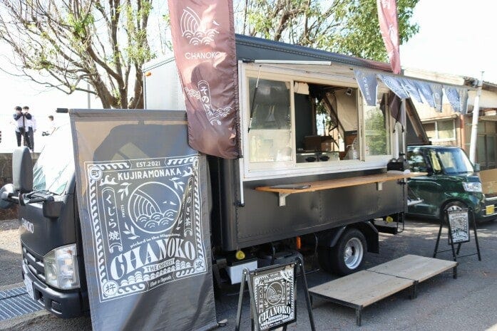 千綿駅前に停車していたくじら焼きの移動販売車