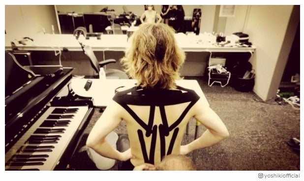 X JAPAN・YOSHIKI、大量テーピングでパフォーマンス　舞台裏を公開
