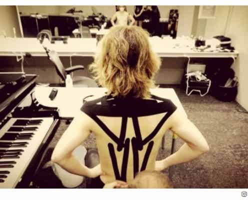 X JAPAN・YOSHIKI、大量テーピングでパフォーマンス 舞台裏を公開