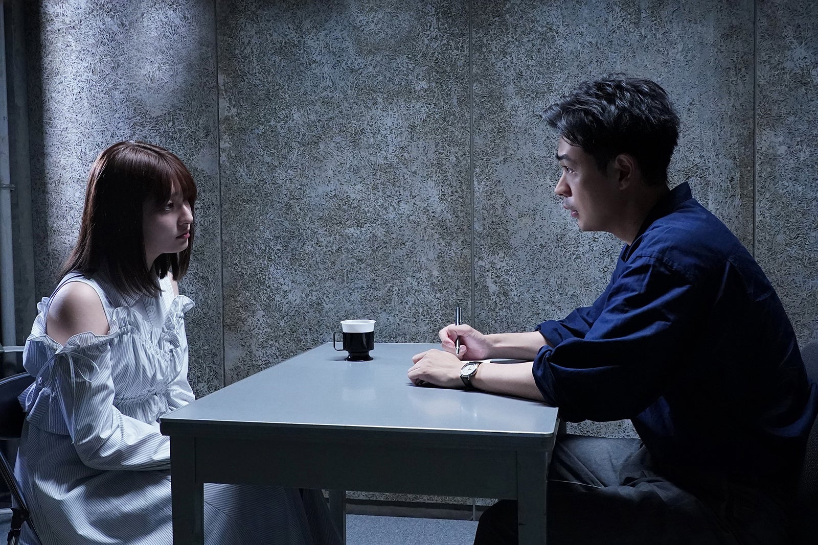 吉川愛、成田凌「降り積もれ孤独な死よ」第1話より（C）日本テレビ