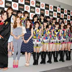 イベントには大島優子、板野友美、篠田麻里子らAKB48の卒業メンバーがサプライズで駆けつけた／左から：京本政樹、AKB48