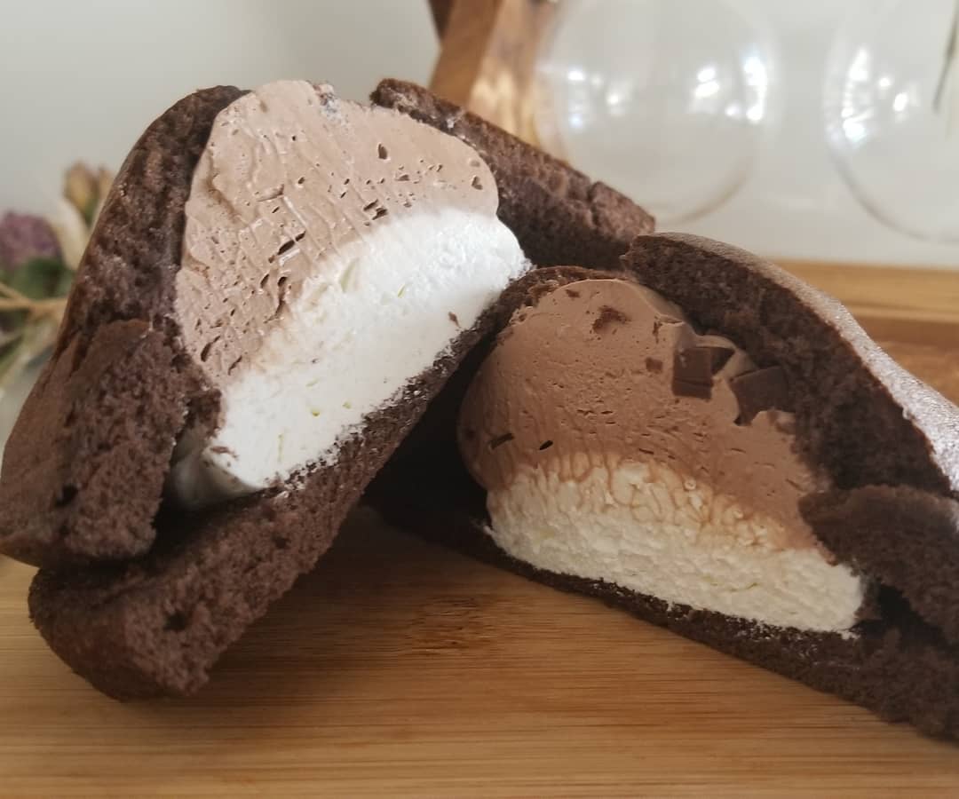 ファミマのダブルクリームサンドを半分に切った写真