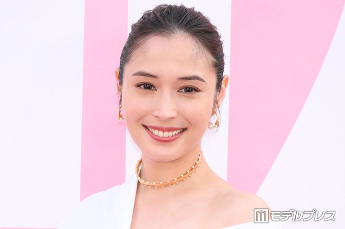 広瀬アリス、美肩ライン魅せ “無償の愛”注ぐ存在明かす【ミス ディオール展覧会 ある⼥性の物語】