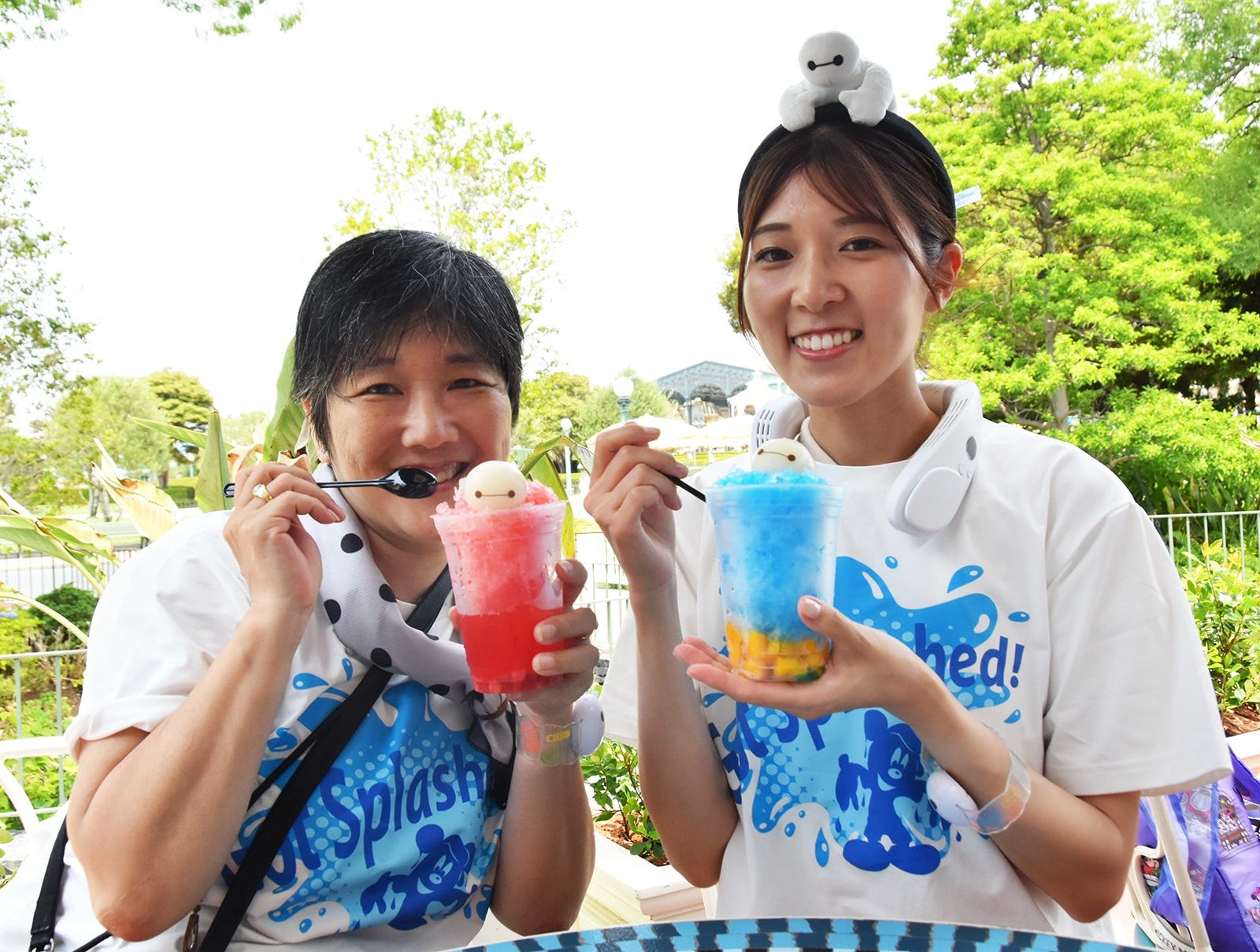 右はシェイブアイス（ブルーシロップ＆マンゴー）、左はシェイブアイス（ストロベリー）各600円。「プラザパビリオン・レストラン」にて販売