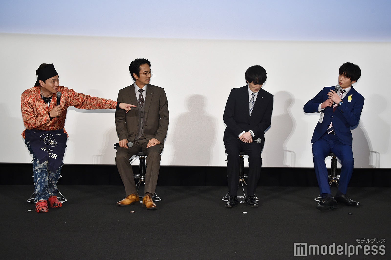 田中圭の忍ばせグッズを早くもいじる児嶋一哉（C）モデルプレス