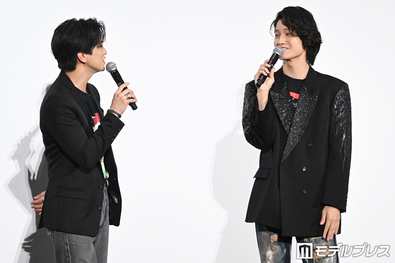 一松＆カラ松のキスシーンで盛り上がってほしい一松役の正門良規とチョロ松役の佐野晶哉（C）モデルプレス