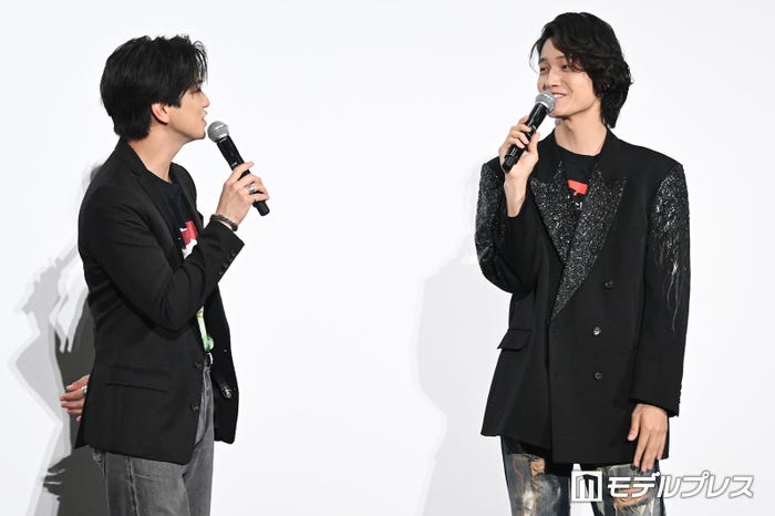 一松&カラ松のキスシーンで盛り上がってほしい一松役の正門良規とチョロ松役の佐野晶哉(C)モデルプレス
