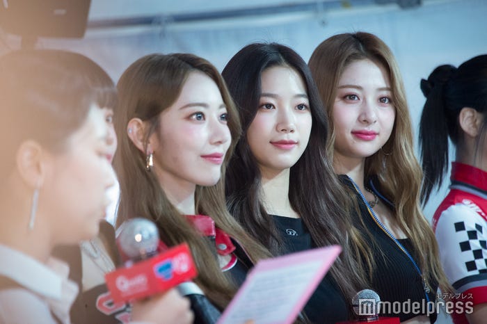 宮脇咲良、カズハ、ホ・ユンジン(C)モデルプレス