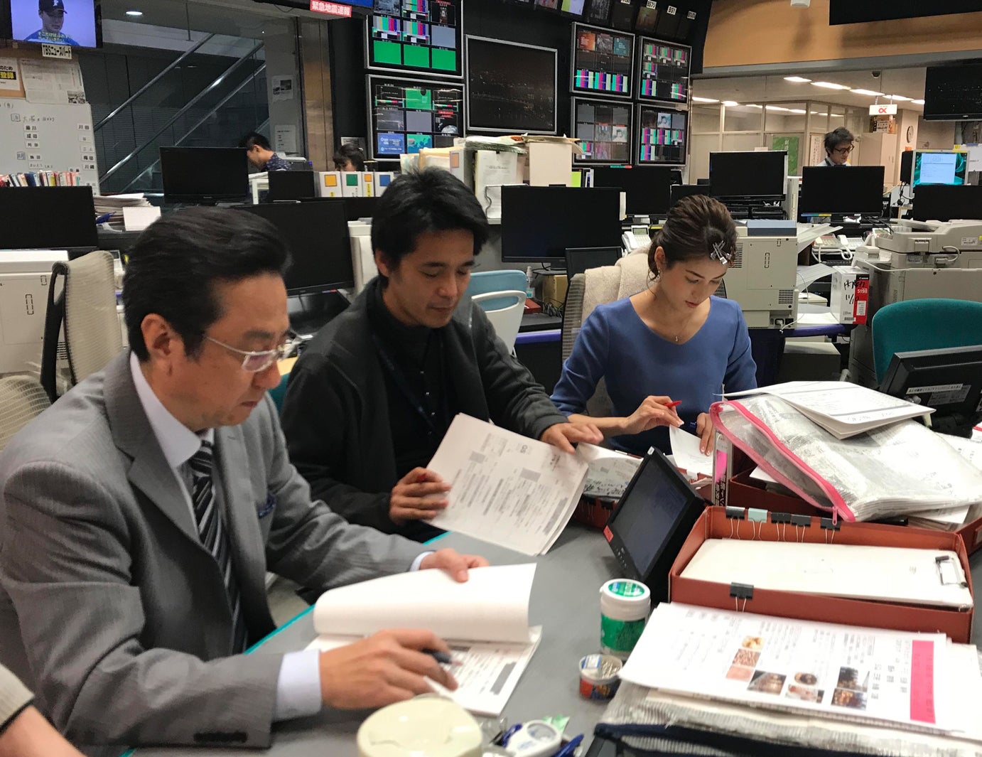 各コーナーのディレクターとネタの要点とスタジオ展開について細かく打ち合わせをします。（提供写真）