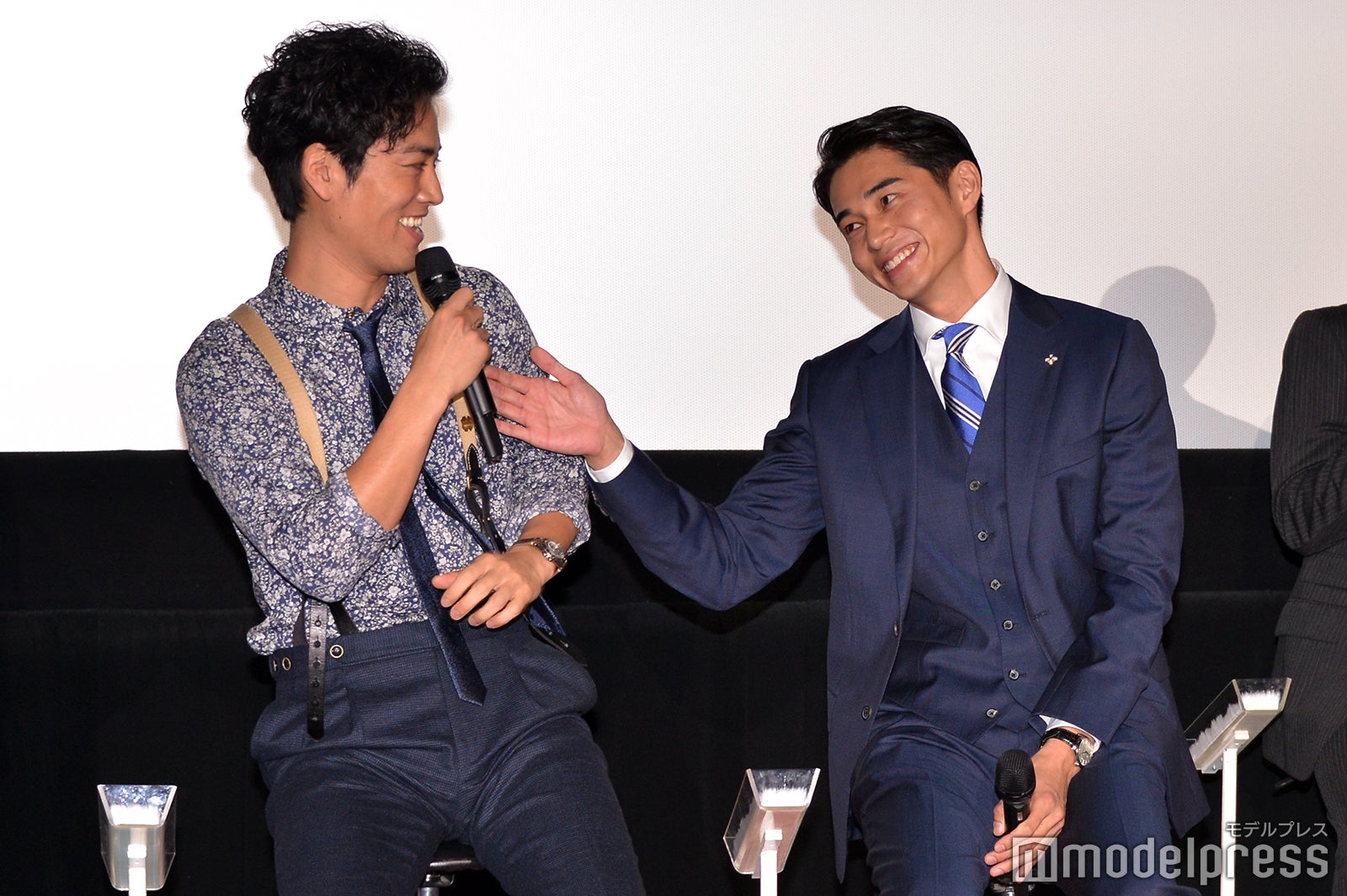 桐谷健太（左）に「うい～！」と絡む東出昌大（右）（C）モデルプレス