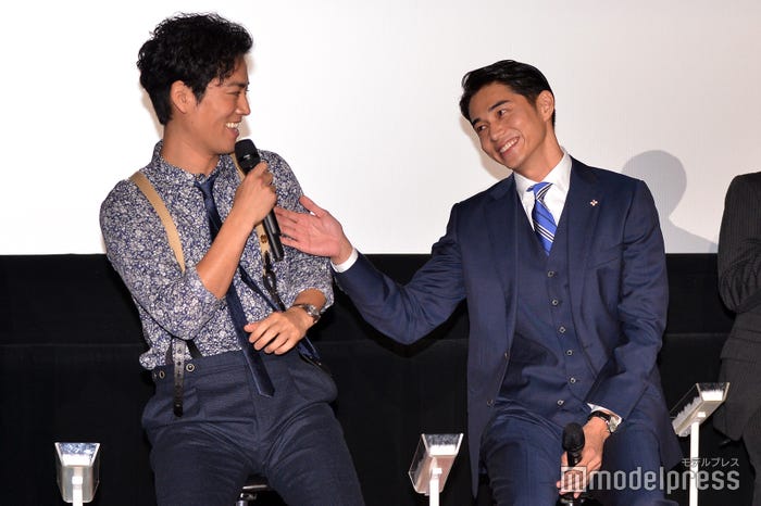 桐谷健太(左)に「うい~!」と絡む東出昌大(右)(C)モデルプレス