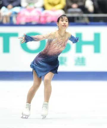 三原舞依が万感の全日本ラスト舞 演技完遂で涙 感極まった表情で総立ちの観客の拍手に応える 今季ベストをマーク