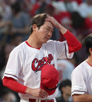 広島・新井監督「あれがタイムリーエラーになるとピッチャーはキツい」持丸の捕球ミスに言及 床田は自責点0で黒星