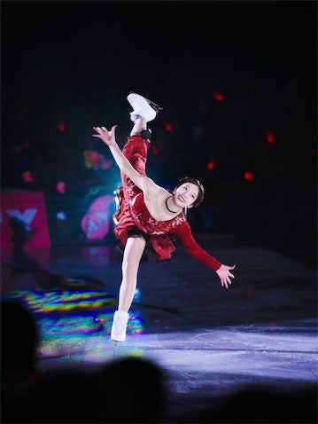本田真凜、氷上の赤ドレス姿にファンうっとり 宇野昌磨とのカップル写真にも「本当に素敵」