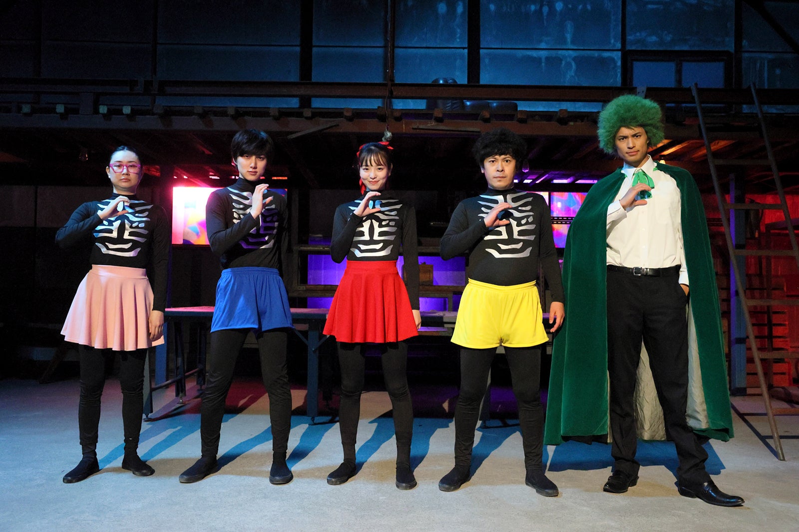 （左から）横内亜弓、尾崎匠海、横田真悠、ちゅうえい、佐伯大地「コンビニ★ヒーローズ ～あなたのSOSいただきました！！～」第4話より（C）カンテレ