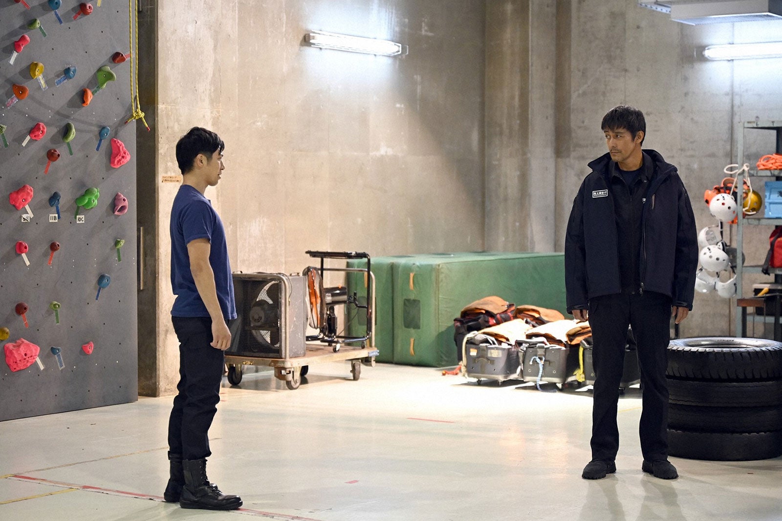 高橋光臣、阿部寛／「DCU」第5話より（C）TBS